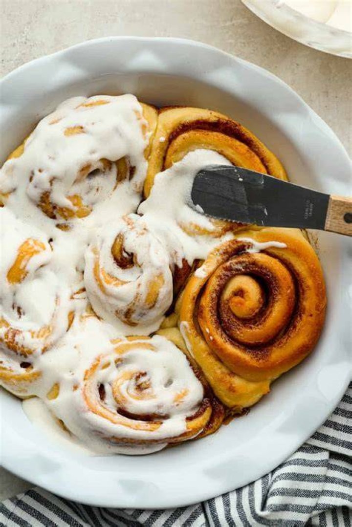 Decadent Delights: The Ultimate Guide to Homemade Cinnamon Roll Icing