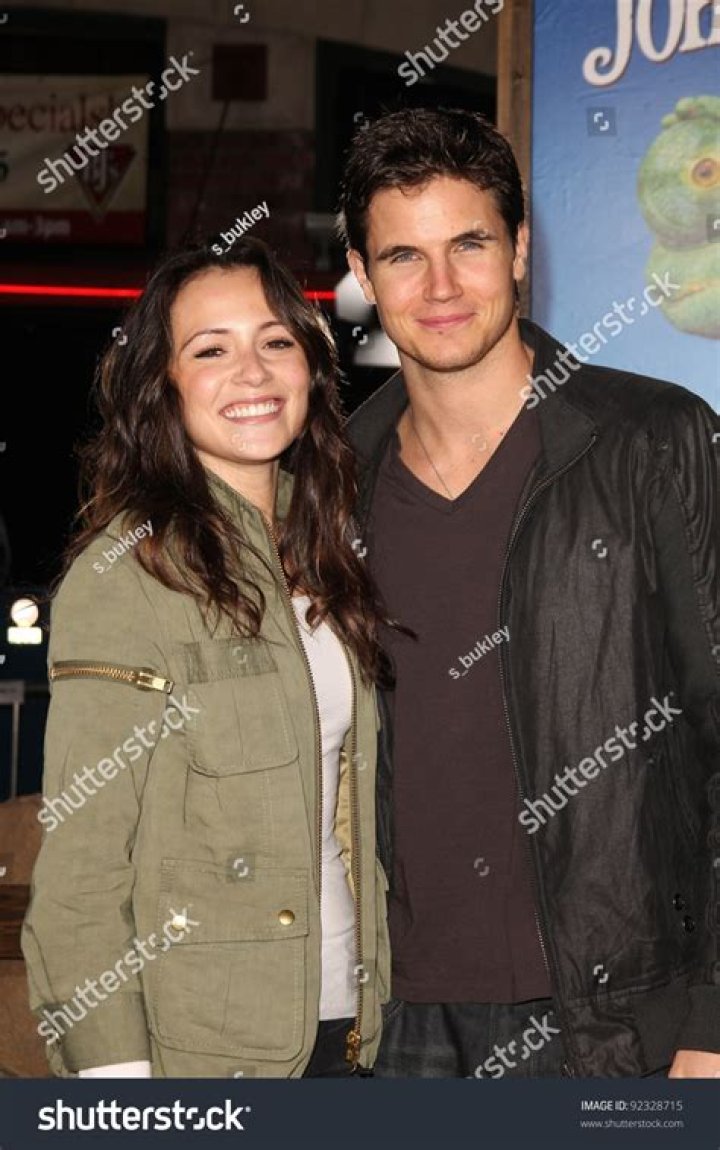 Robbie Amell Relationships: A Deep Dive into His Love Life