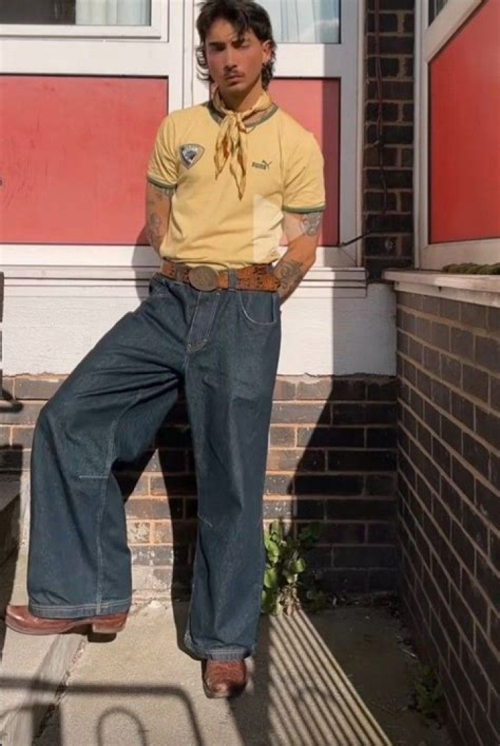Your Definitive Guide to the Must-Have 80's Clothing Styles